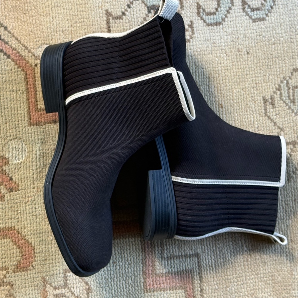 VIVAIA pull on Chelsea boots, black with ivory stripe, size 43